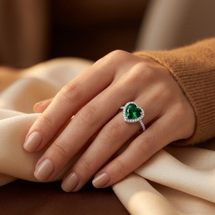 Anel Halo em Prata com Coração de Esmeralda