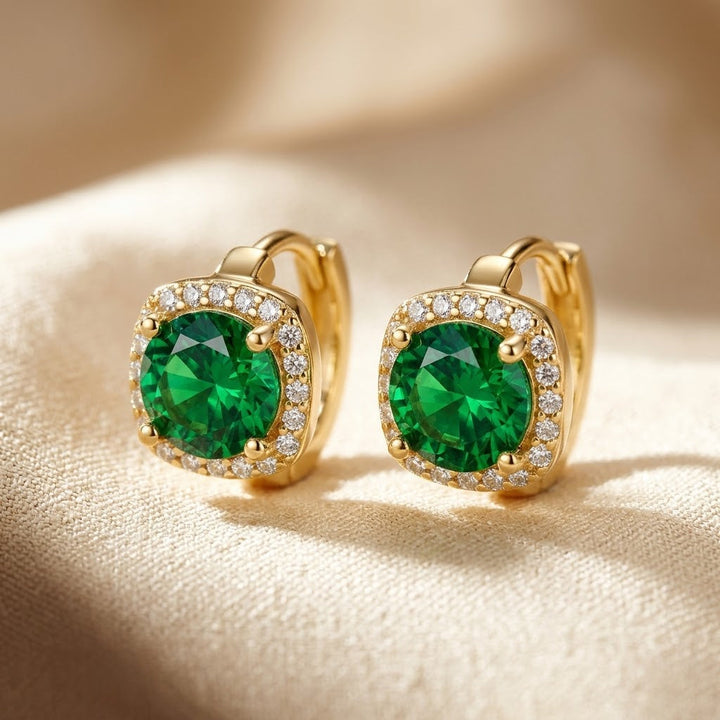 Brincos de Argola Halo em Ouro com Esmeralda