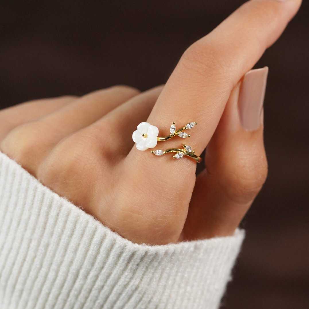 Anel Aberto Dourado com Flores e Folhas
